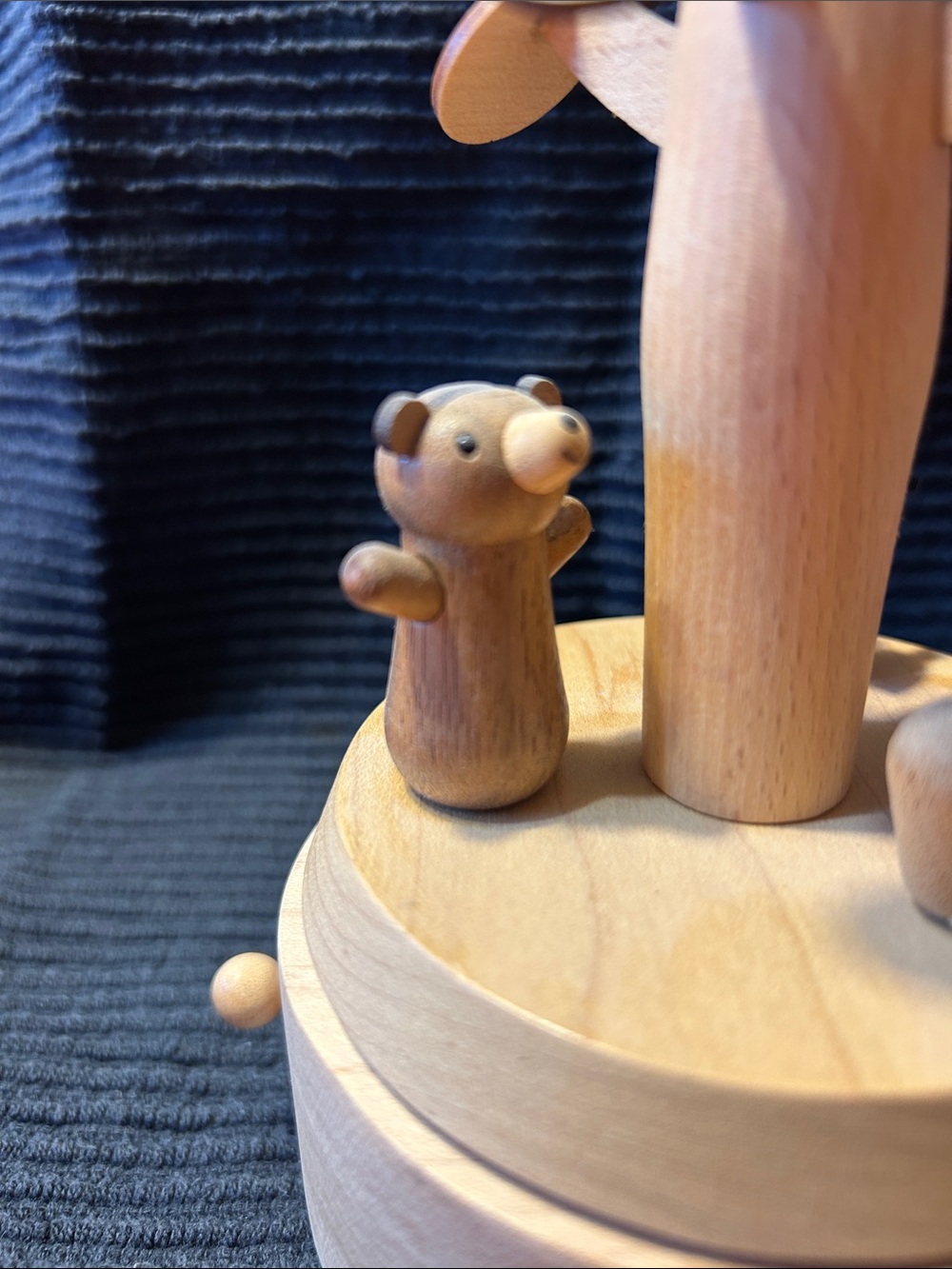 Wooderful Life handcrafted wooden musical box with forest animal figures - Picture 5 of 7